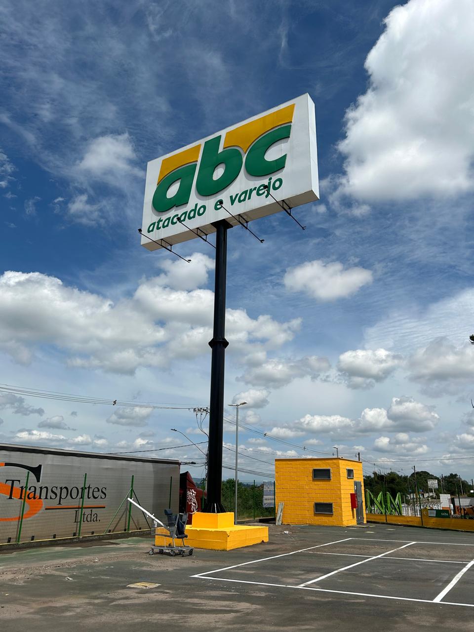 Totem em ACM - ABC Atacado e Varejo